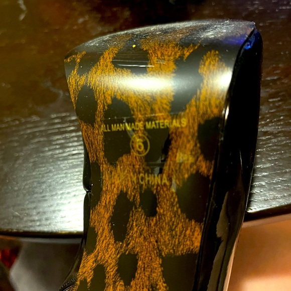 Bettie Page black patent peep-toe pumps, sz 6 - Picture 5 of 5